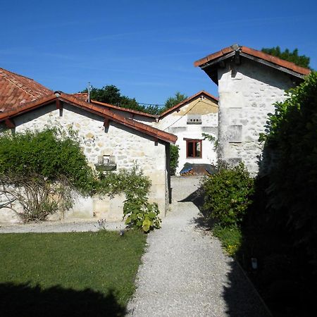 Le Gite Des Chambres De La Grange Cherval Bagian luar foto